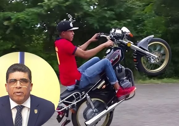 Mayor Dío Astacio speaking about reckless motorcycle stunts in Santo Domingo Este