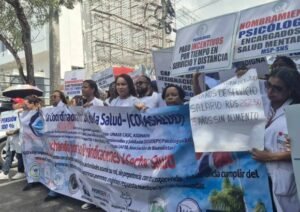 Healthcare workers marching toward the National Palace in Santo Domingo