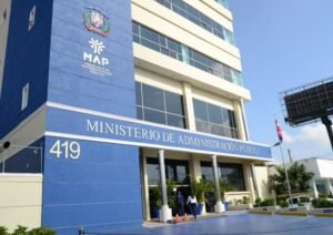Government officials discussing digital public administration and data interoperability