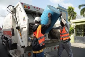Cleanup crews removing solid waste in a Dominican Republic municipality