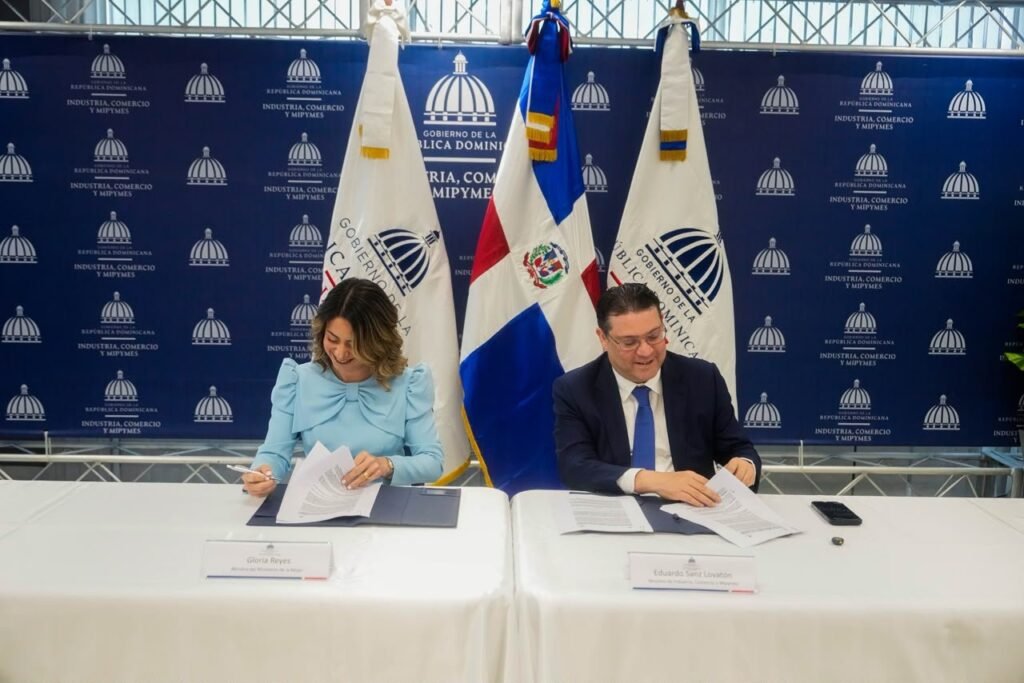 Dominican government officials presenting women's leadership initiatives