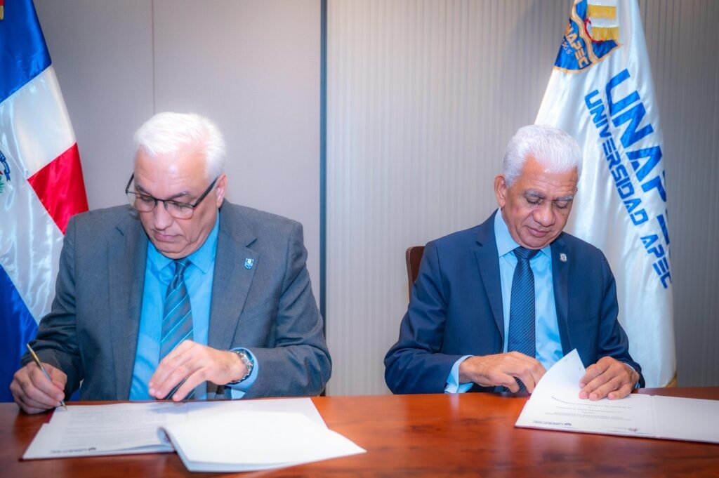 Senate and UNAPEC officials signing institutional cooperation agreement