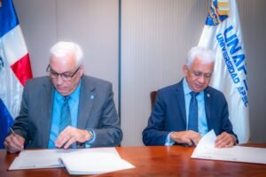 Senate and UNAPEC officials signing institutional cooperation agreement