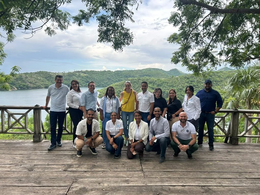 Equipo técnico en presa de Moncion