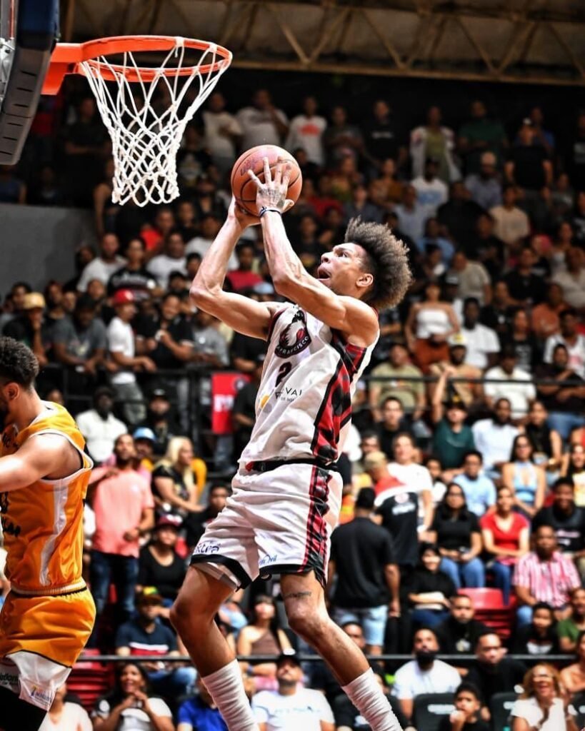 Gigantes Basketball Club celebrates Game 4 victory over Metros