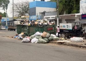 Overflowing garbage container on Prolongación Venezuela Avenue