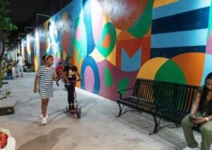 Workers restoring sidewalks and public spaces in Santo Domingo