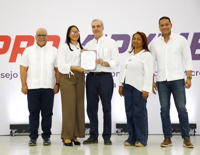 Luis Abinader at a financing event for San Juan entrepreneurs