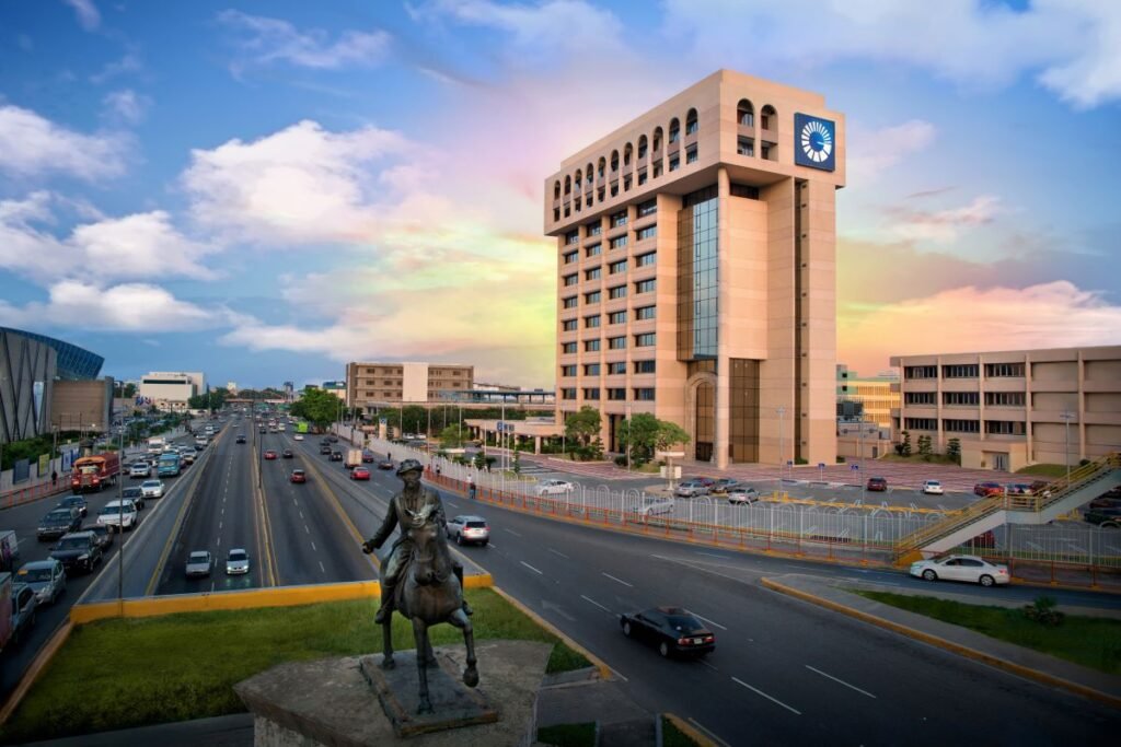 Banco Popular Dominicano headquarters and global banking recognition