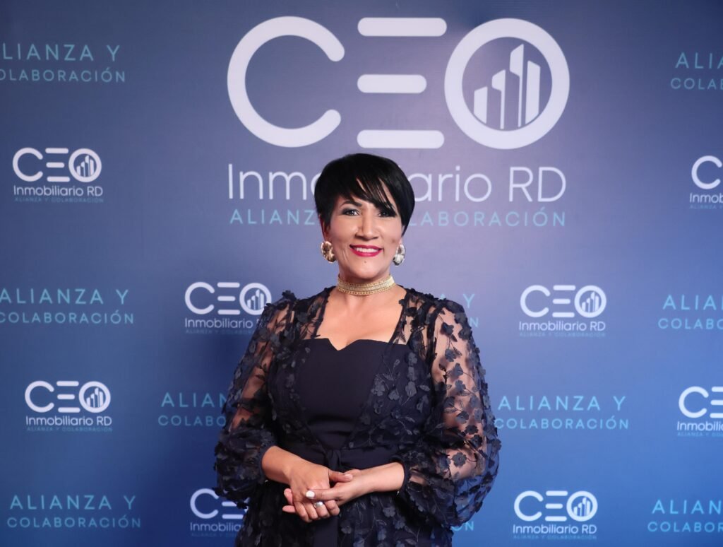 Real estate leaders celebrating CEO Inmobiliario RD anniversary event