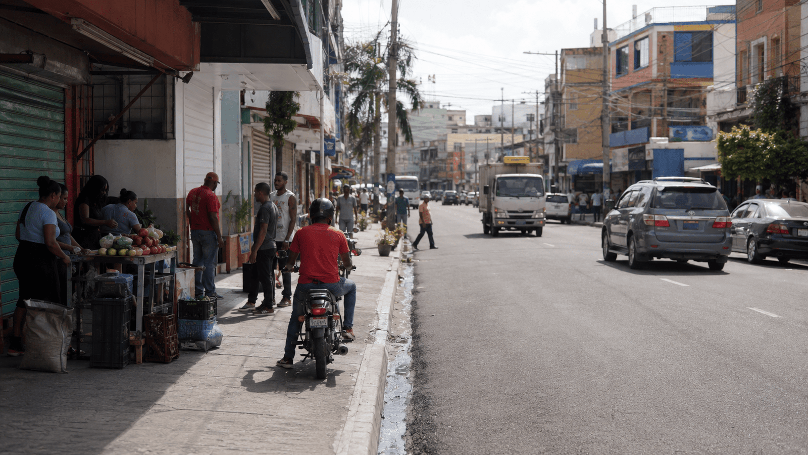 Dominican workers and small businesses in an everyday urban commercial district