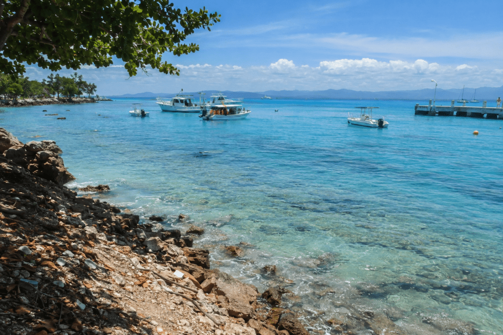 Coastal waters of the Dominican Republic highlighting marine ecosystems and ocean-related climate risks