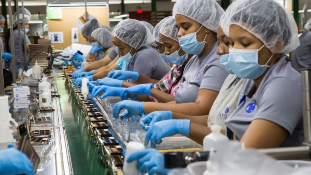 Dominican employees working multiple formal jobs