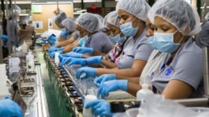 Dominican employees working multiple formal jobs