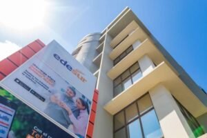 Edesur Dominicana crews working on electrical service operations