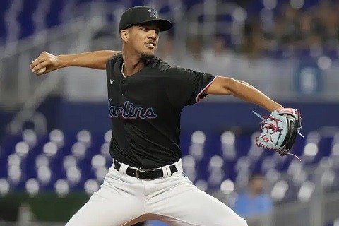 Eury Pérez pitching for the Miami Marlins against the Pittsburgh Pirates