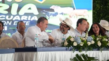 Cattle producers and Agriculture Minister at a livestock fair in La Altagracia