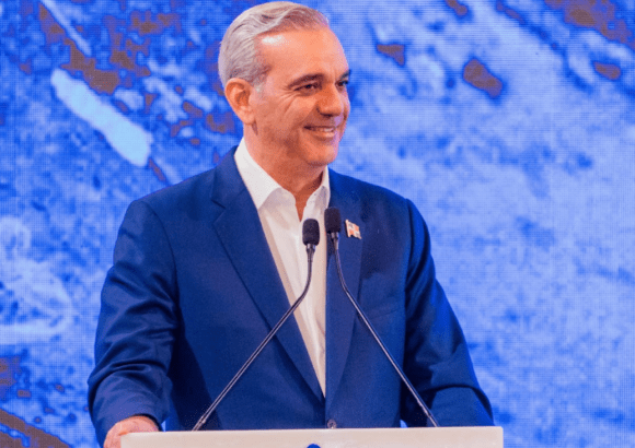 Luis Abinader leading a government meeting for La Agenda Semanal