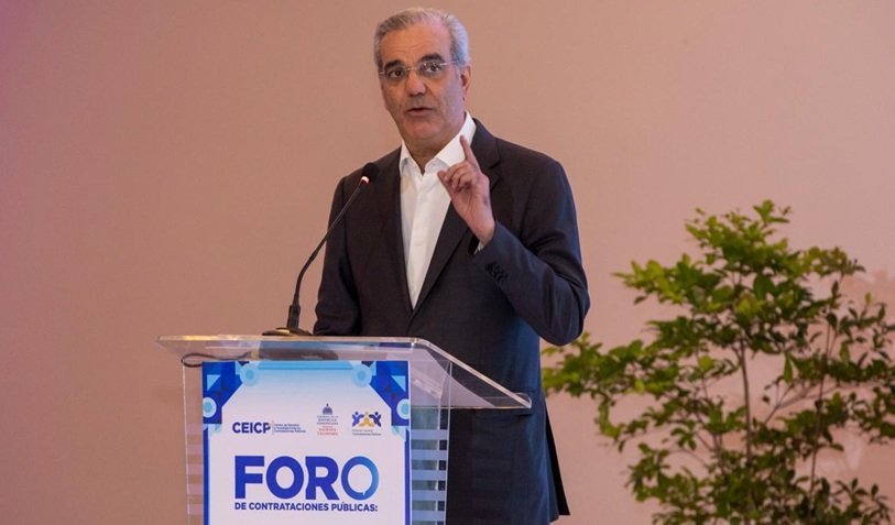Luis Abinader speaking at a Dominican public procurement forum