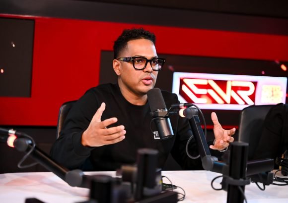 Santiago Matías discussing a proposal to reduce Dominican government institutions