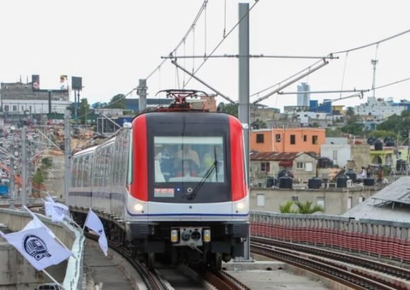 Santo Domingo Metro train operating on Line 2C toward Los Alcarrizos