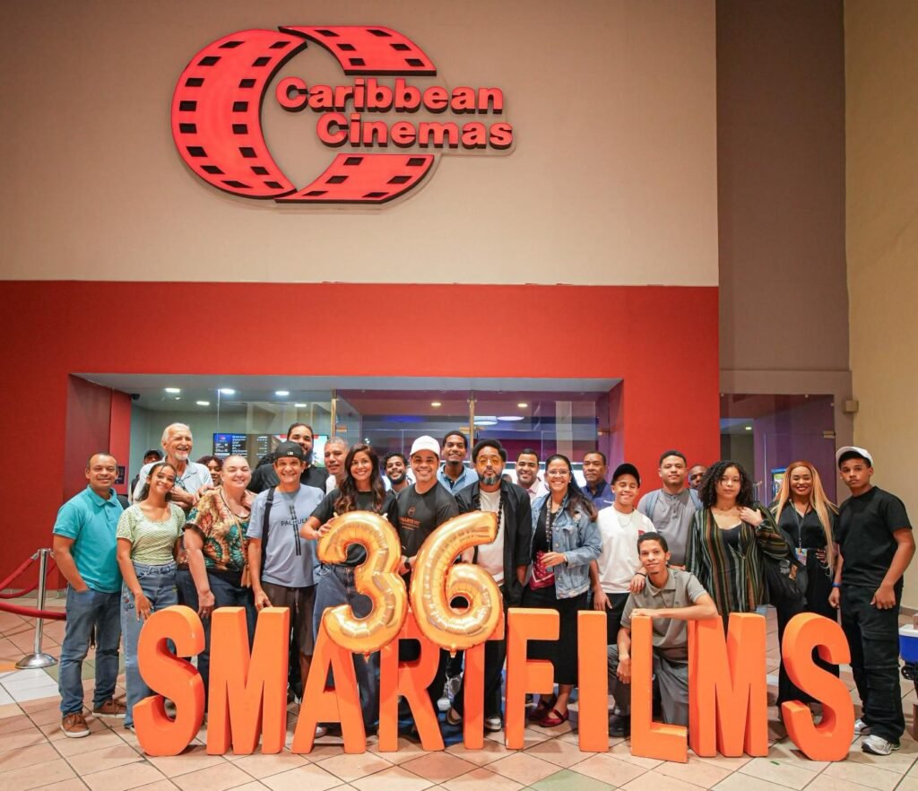 Smartfilms Dominicana participants during a mobile filmmaking workshop