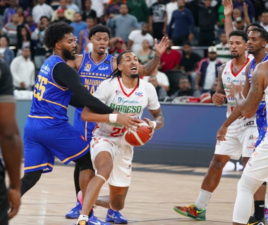 Bameso players compete against Mauricio Báez in TBS District basketball