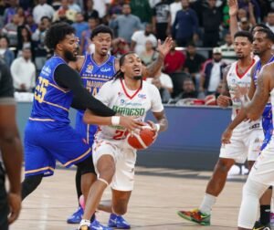 Bameso players compete against Mauricio Báez in TBS District basketball