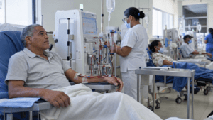 Medical illustration representing kidney replacement therapy in the Dominican Republic, showing hemodialysis and peritoneal dialysis.
