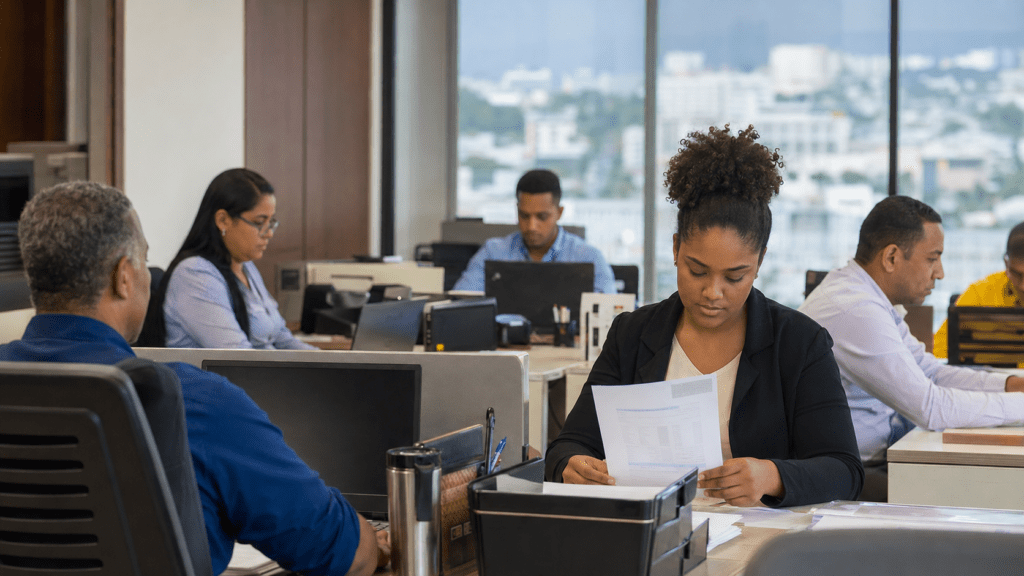 Dominican workers at a workplace representing the Dominican Republic’s 2026 private-sector minimum wage rules