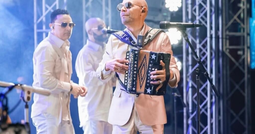 El Prodigio performs with Ramón Orlando and Fefita La Grande in Santiago