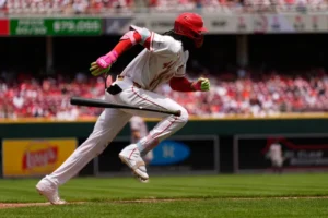 Elly De La Cruz playing shortstop for the Cincinnati Reds