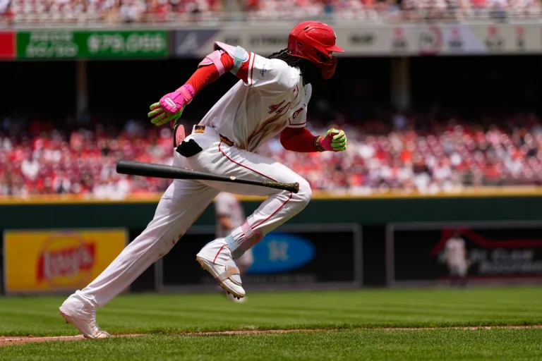 Elly De La Cruz playing shortstop for the Cincinnati Reds