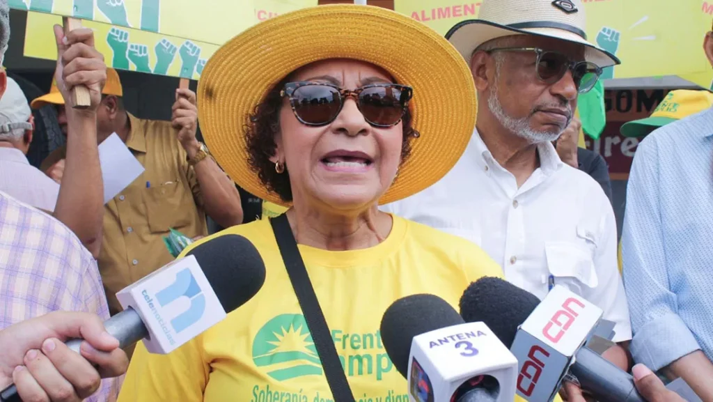 Frente Amplio protesters march through Santo Domingo Oeste