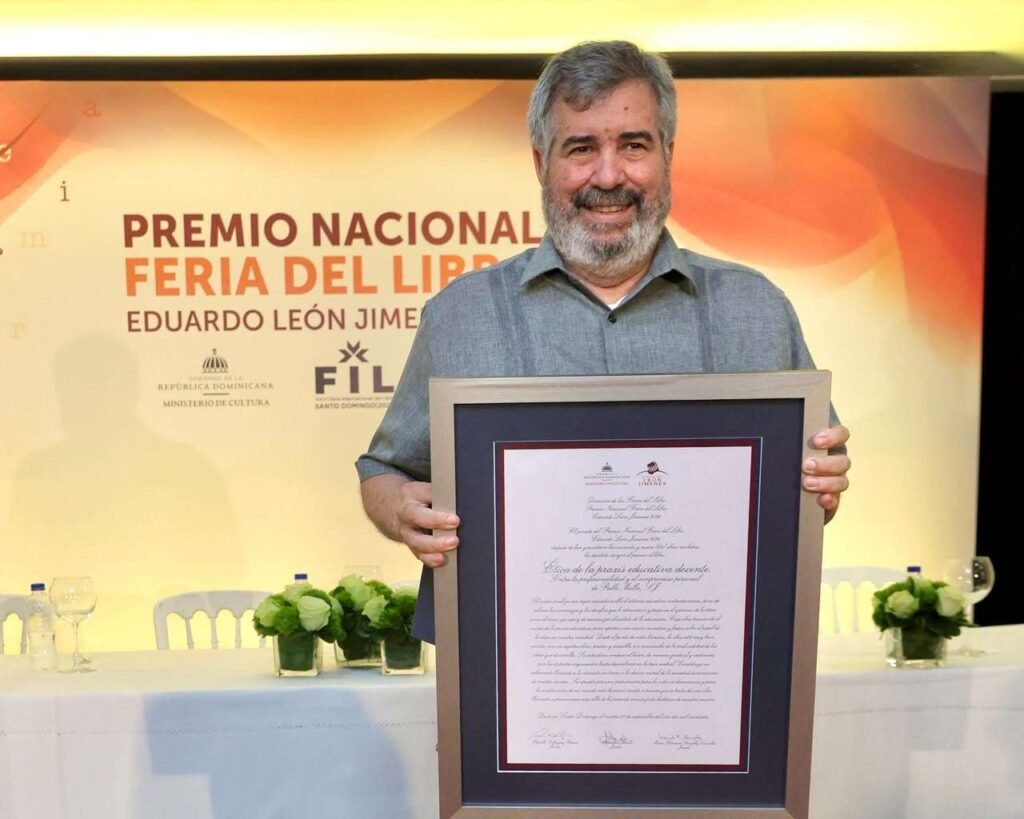 Pablo Mella receives the 2026 Eduardo León Jimenes Book Fair Prize