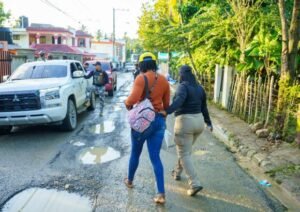 Dominican immigration officers conducting an enforcement operation in Santiago