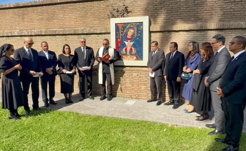 Luis Abinader and First Lady Raquel Arbaje during a prayer for Pope Leo XIV at the Vatican.