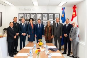 Dominican Foreign Minister Víctor-Ito-Bisonó meets with ambassadors from Nepal, Armenia, Thailand and Slovenia in Ottawa, Canada.