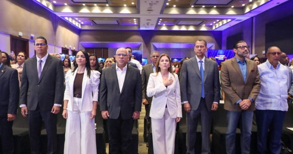 EmprendeLab 2026 finalists presenting innovative business projects in Santo Domingo